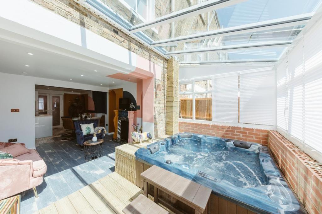 Vilă Big House With En-suites A Big Garden And Hot-tub Near Tower Bridge